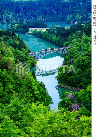 只見線　春の第一只見川橋梁を渡る列車キハE120形(福島県三島町、5月中旬) 100970582