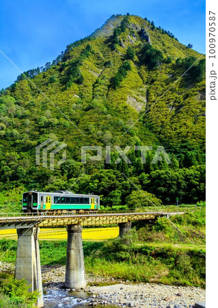 只見線 秋の真奈川橋梁を渡る列車キハE120形と蒲生岳(福島県只見町、10月) 只見線 秋の真奈川橋梁を渡る列車キハE120形と蒲生岳(福島県只見町、10月) 100970587