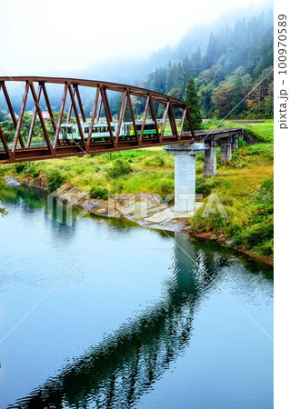 只見線　秋の第七只見川橋梁を渡る列車(福島県金山町、10月下旬) 100970589
