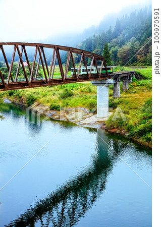 只見線　秋の第七只見川橋梁を渡る列車(福島県金山町、10月下旬) 100970591