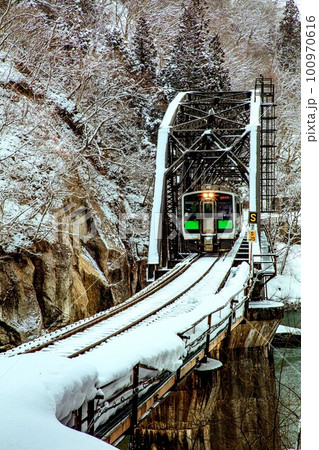只見線 冬の第四只見川橋梁を渡る列車キハE120形(福島県金山町、2月) 只見線 冬の第四只見川橋梁を渡る列車キハE120形(福島県金山町、2月) 100970616