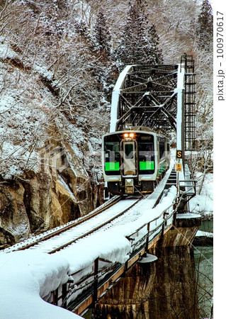 只見線 冬の第四只見川橋梁を渡る列車キハE120形(福島県金山町、2月) 只見線 冬の第四只見川橋梁を渡る列車キハE120形(福島県金山町、2月) 100970617