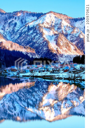 山に朝日差す冬早朝の大志集落(福島県金山町、2月) 100970621