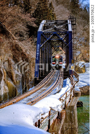 只見線　冬の第四只見川橋梁を渡る列車キハE120-2(福島県金山町、2月) 100970622