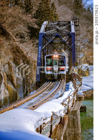 只見線　冬の第四只見川橋梁を渡る列車キハE120-2(福島県金山町、2月) 100970623