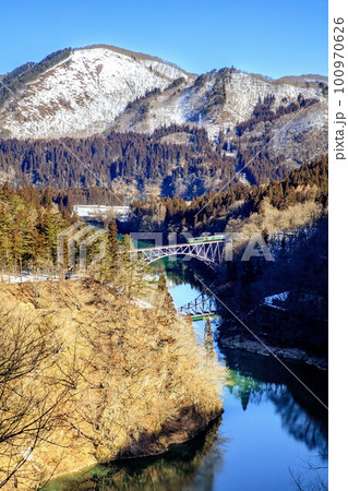 只見線 冬の第一只見川橋梁を渡る列車(福島県三島町、2月下旬) 只見線 冬の第一只見川橋梁を渡る列車(福島県三島町、2月下旬) 100970626