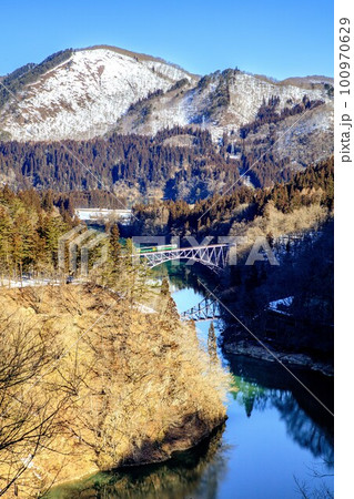 只見線　冬の第一只見川橋梁を渡る列車(福島県三島町、2月下旬) 100970629