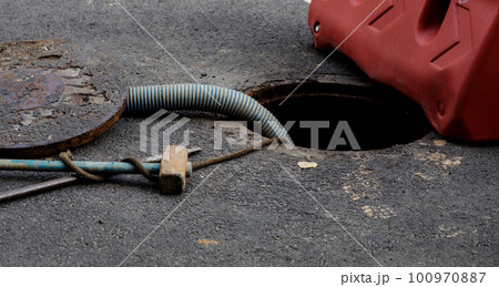 open sewer hatch and inserted a hose for cleaning the septic tank 100970887