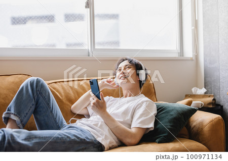 スマホで音楽を聴く男性 スマホで音楽を聴く男性 100971134