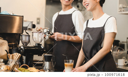 カフェで働く店員 100971618