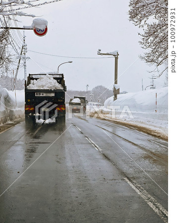 【長野県信濃町】2月 排雪 雪捨て 運搬排雪 国道18号線を走る雪堆積場等へ運ぶダンプトラック 【長野県信濃町】2月 排雪 雪捨て 運搬排雪 国道18号線を走る雪堆積場等へ運ぶダンプトラック 100972931