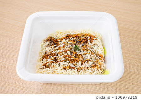 ソースをかけたカップ麺のやきそば ソースをかけたカップ麺のやきそば 100973219