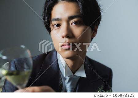 タキシードの男性 新郎 タキシードの男性 新郎 100973325