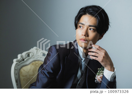 タキシードの男性 新郎 タキシードの男性 新郎 100973326