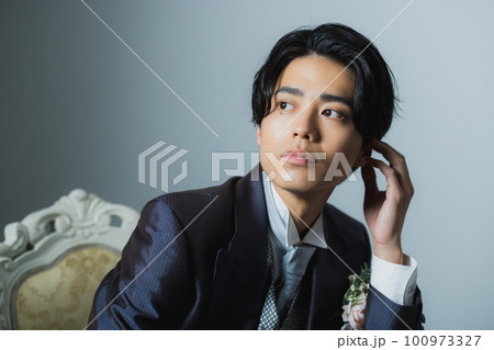 タキシードの男性 新郎 タキシードの男性 新郎 100973327