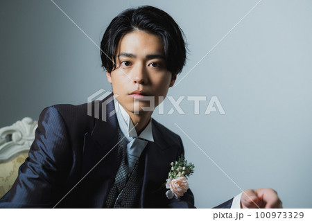 タキシードの男性 新郎 タキシードの男性 新郎 100973329