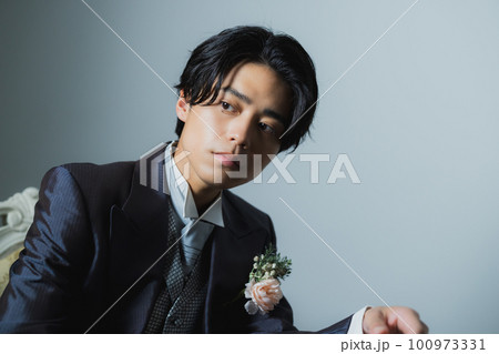タキシードの男性　新郎 100973331