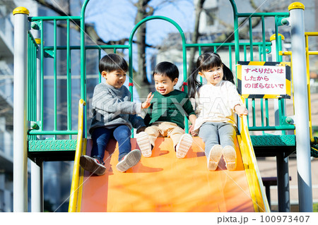 遊具で遊ぶ子供　公園　 100973407