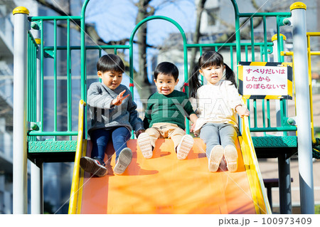 遊具で遊ぶ子供　公園　 100973409