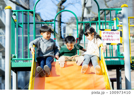 遊具で遊ぶ子供 公園 遊具で遊ぶ子供 公園 100973410