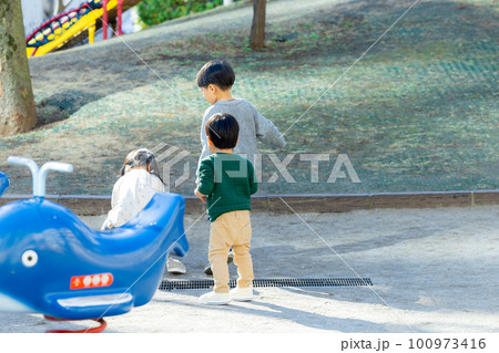 遊具で遊ぶ子供　公園　 100973416