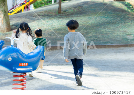 遊具で遊ぶ子供　公園　 100973417