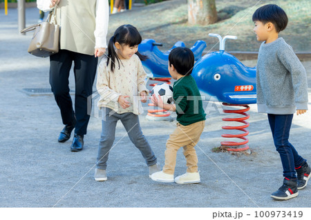 遊具で遊ぶ子供　公園　 100973419