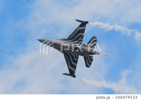 ベルギー空軍F-16ディスプレイチーム旋回 100974533