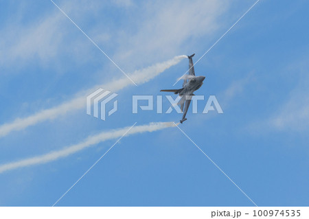ベルギー空軍F-16ディスプレイチーム旋回 100974535