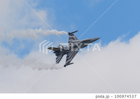 ベルギー空軍F-16ディスプレイチーム旋回 100974537
