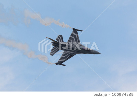 ベルギー空軍F-16ディスプレイチーム旋回 ベルギー空軍F-16ディスプレイチーム旋回 100974539