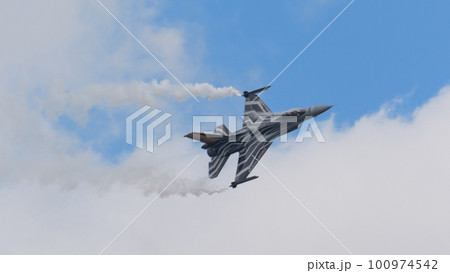 ベルギー空軍F-16ディスプレイチーム旋回 ベルギー空軍F-16ディスプレイチーム旋回 100974542
