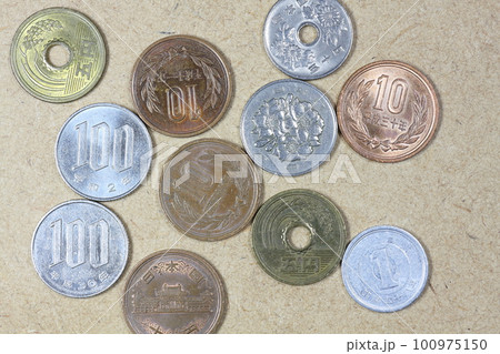 散らばった硬貨 100975150