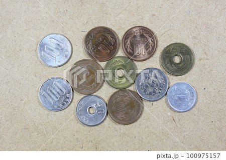 散らばった硬貨 100975157