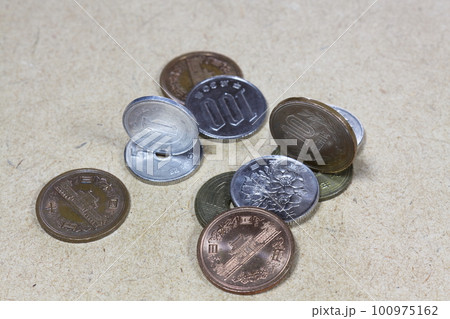 散らばった硬貨 100975162