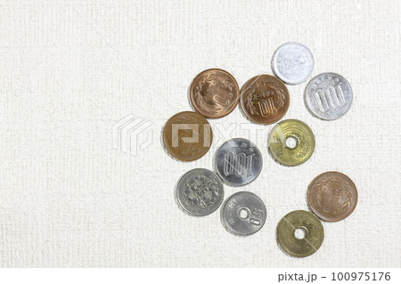 散らばった硬貨 100975176