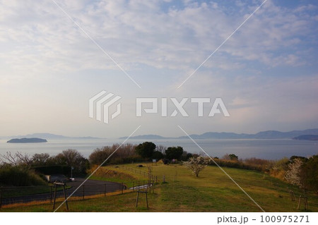 香川県さぬき市 大串自然公園から小豆島・高島方面を望む 香川県さぬき市 大串自然公園から小豆島・高島方面を望む 100975271
