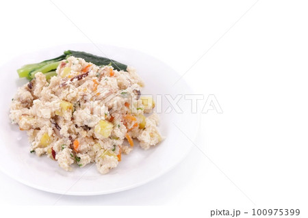 うの花　おからを使った料理　さつまいも入り　明るい背景 100975399