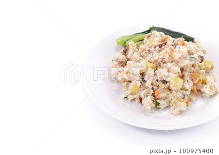 うの花 おからを使った料理 さつまいも入り 明るい背景 うの花 おからを使った料理 さつまいも入り 明るい背景 100975400