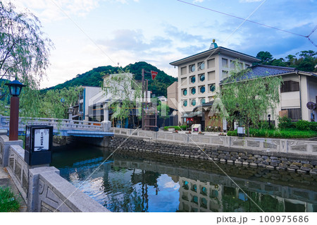 静かな朝 城崎温泉の川べり柳通り（兵庫県豊岡市） 100975686