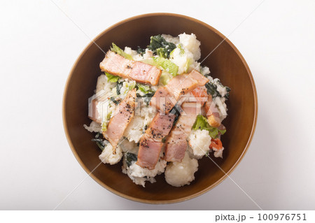 ほうれん草とベーコンのポテトサラダ 100976751