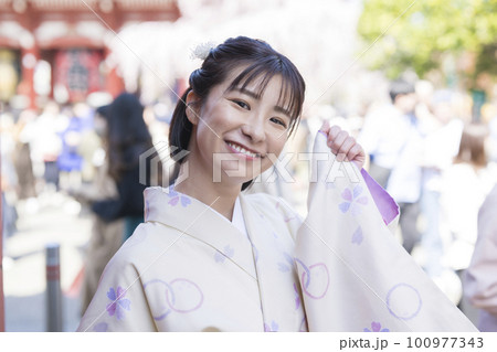 着物を着て観光する若い女性 着物を着て観光する若い女性 100977343