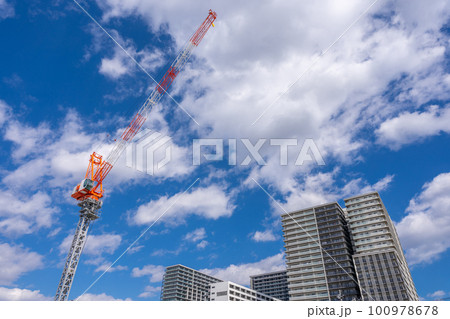 タワークレーン 青空 高層マンション タワーマンション タワークレーン 青空 高層マンション タワーマンション 100978678