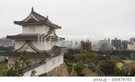 明石城坤櫓と明石市街 100978783