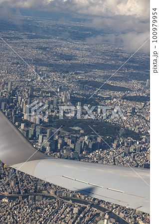 飛行機から見た東京上空の景色 飛行機から見た東京上空の景色 100979954