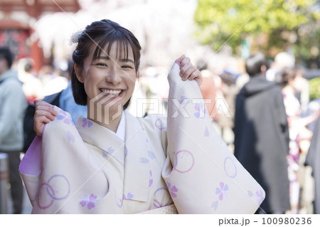 着物を着て観光する若い女性 着物を着て観光する若い女性 100980236