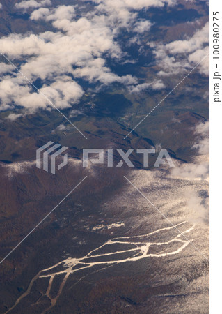空から見た紅葉と雪の景色 空から見た紅葉と雪の景色 100980275