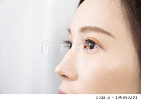 まつ毛エクステをつけた女性のアップ 100980281