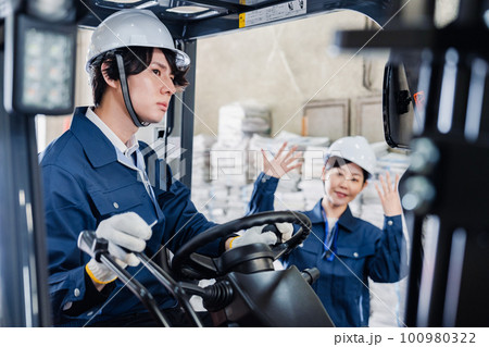 新聞の配送センターで働くスタッフ 100980322