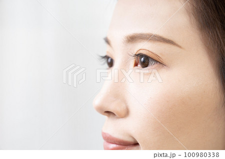まつ毛エクステをつけた女性のアップ 100980338